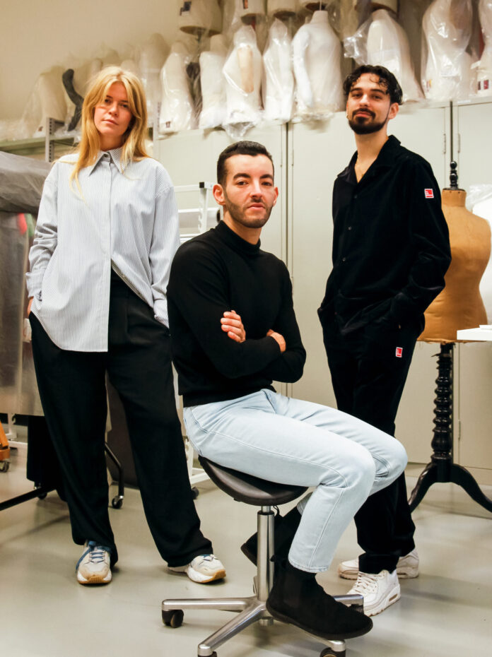 Karim Adduchi, Tess van Zalinge en Roberto Luis Martins in het depot van het Amsterdam Museum, december 2022 (foto: Amsterdam Museum, Jaimy Gail)